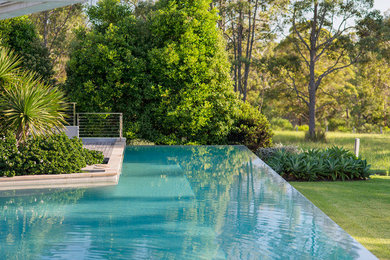 Foto de piscina contemporánea extra grande en patio trasero