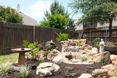Imagen de jardín de tamaño medio en patio trasero con fuente, exposición parcial al sol y mantillo