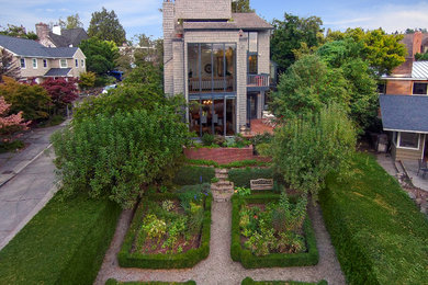 Ispirazione per un grande giardino formale moderno esposto in pieno sole davanti casa con un ingresso o sentiero e ghiaia