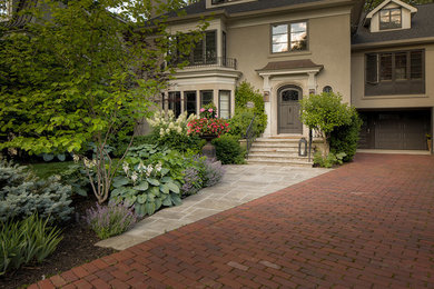 Inspiration for a traditional landscaping in Toronto.