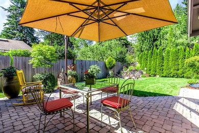 На фото: маленький двор на заднем дворе в классическом стиле с мощением тротуарной плиткой для на участке и в саду
