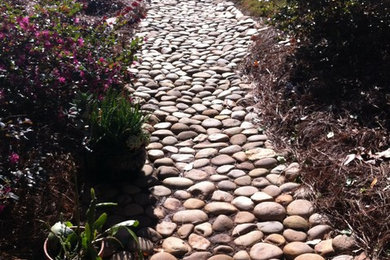 Foto de camino de jardín clásico grande en patio delantero con exposición total al sol y adoquines de piedra natural