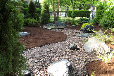 Design ideas for a mid-sized craftsman landscaping in Chicago.