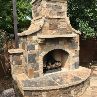 Mittelgroßer, Halbschattiger Klassischer Garten hinter dem Haus mit Kamin und Natursteinplatten in Denver