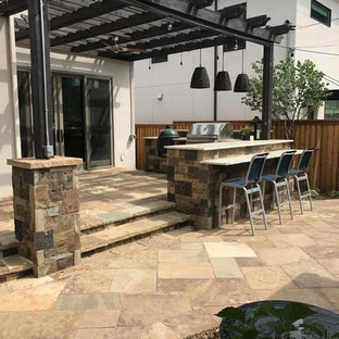 Mittelgroßer, Halbschattiger Klassischer Garten hinter dem Haus mit Kamin und Natursteinplatten in Denver