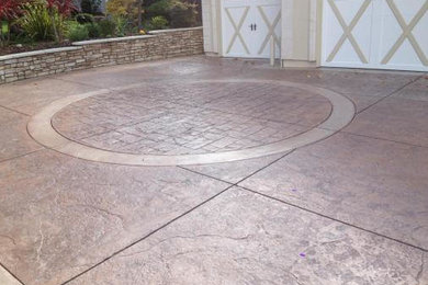 Inspiration for a mid-sized traditional full sun front yard concrete paver driveway in Sacramento for summer.