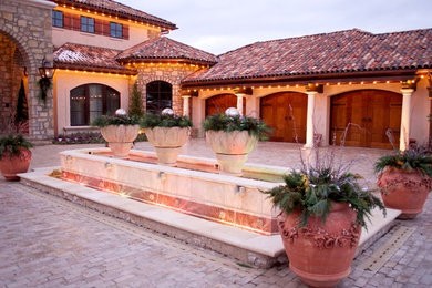 Modelo de acceso privado mediterráneo en invierno en patio delantero con exposición total al sol y adoquines de piedra natural