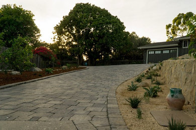 Inspiration for a full sun front yard gravel landscaping in Santa Barbara.