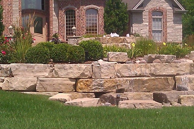 Ejemplo de camino de jardín minimalista extra grande en patio delantero con adoquines de piedra natural y exposición parcial al sol