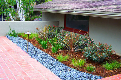 Photo of a mid-sized contemporary drought-tolerant front yard brick garden path in Los Angeles.