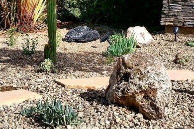 Modelo de jardín de secano moderno pequeño en verano en patio delantero con parterre de flores, exposición total al sol y adoquines de piedra natural