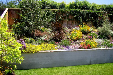 Imagen de jardín mediterráneo con muro de contención
