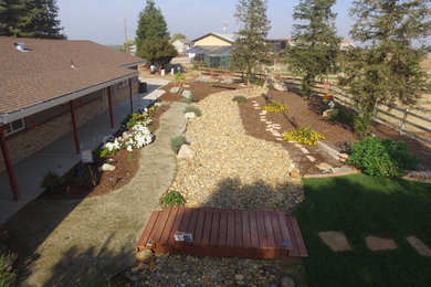 Источник вдохновения для домашнего уюта: солнечный засухоустойчивый сад среднего размера на переднем дворе в стиле рустика с хорошей освещенностью