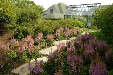Foto di un giardino tradizionale esposto a mezz'ombra di medie dimensioni e davanti casa in estate con un ingresso o sentiero e pavimentazioni in pietra naturale
