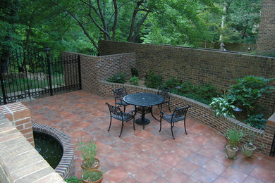 Example of a classic courtyard patio design in Raleigh