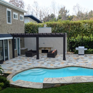 Geometrischer, Großer, Halbschattiger Garten im Frühling, hinter dem Haus mit Kamin und Natursteinplatten in Los Angeles