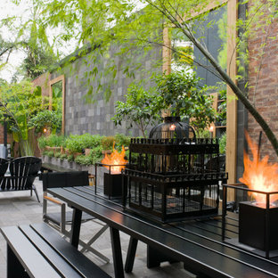 Geometrisches, Geräumiges, Halbschattiges Industrial Garten im Innenhof mit Kamin