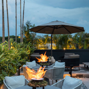 Geometrischer, Großer, Halbschattiger Kolonialstil Dachgarten mit Kamin und Betonplatten in Miami