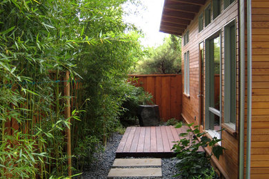 Exemple d'un jardin latéral chic avec des solutions pour vis-à-vis.