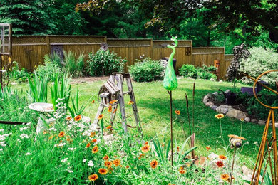 Imagen de jardín romántico grande en verano en patio trasero con jardín francés, huerto y exposición total al sol
