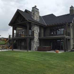 Großer Garten hinter dem Haus mit Kamin und Mulch in Calgary