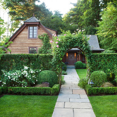 Inspiration for a traditional front yard landscaping in New York.