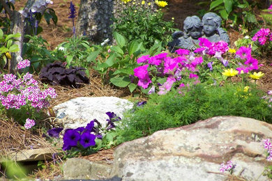 Moderner Garten im Sommer mit direkter Sonneneinstrahlung und Natursteinplatten in Sonstige