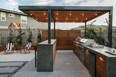 Стильный дизайн: участок и сад на заднем дворе в стиле модернизм - последний тренд