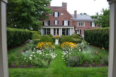 Inspiration for a large traditional full sun backyard mulch landscaping in Burlington.