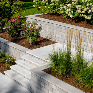 Moderner Garten mit Auffahrt und Betonplatten in New York