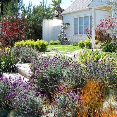 Design ideas for a mid-sized traditional full sun front yard concrete paver landscaping in Los Angeles for spring.
