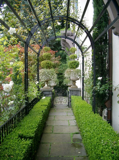 Traditional Garden by Koch Landscape Architecture