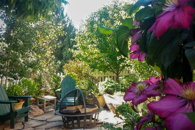На фото: весенний участок и сад среднего размера на заднем дворе в классическом стиле с полуденной тенью и покрытием из каменной брусчатки с