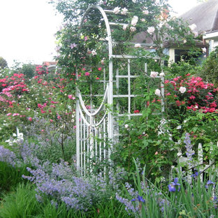 Esempio di un giardino vittoriano esposto in pieno sole davanti casa in primavera con un ingresso o sentiero