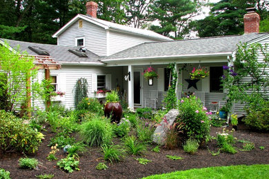 Пример оригинального дизайна: солнечный, летний участок и сад среднего размера на переднем дворе в классическом стиле с хорошей освещенностью