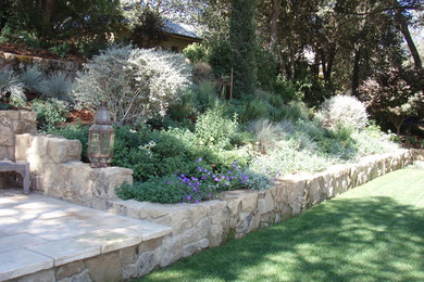 サンフランシスコにある中くらいな地中海スタイルのおしゃれな庭 (擁壁、天然石敷き) の写真