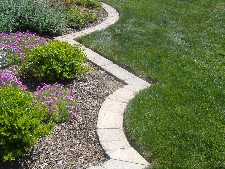 Traditional Landscape - Concrete Pavers