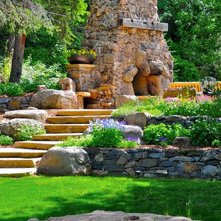 Rustikaler Garten im Sommer, hinter dem Haus mit Kamin in Denver