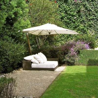 This is an example of a contemporary backyard gravel landscaping in Mexico City.