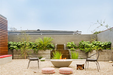 Inspiration for a mid-century modern courtyard water fountain landscape in Orange County.