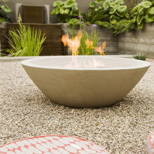 Design ideas for a mid-century modern courtyard landscaping in Orange County with a fire pit.