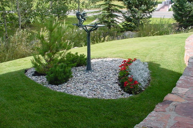 Modelo de jardín tradicional de tamaño medio en patio delantero con jardín de macetas, exposición reducida al sol y adoquines de piedra natural