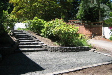 シアトルにある中くらいなおしゃれな裏庭 (庭への小道、日向、コンクリート敷き	) の写真