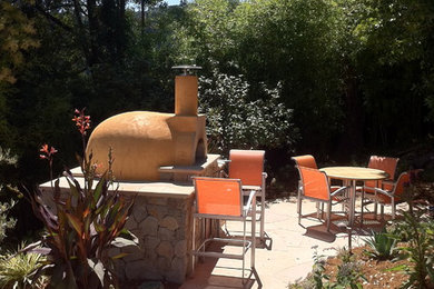 Exemple d'un jardin arrière méditerranéen de taille moyenne et l'été avec un foyer extérieur, une exposition partiellement ombragée et des pavés en pierre naturelle.