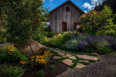 デンバーにある広い、夏のトラディショナルスタイルのおしゃれな庭 (半日向、天然石敷き) の写真