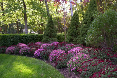 Стильный дизайн: осенний участок и сад на заднем дворе в классическом стиле с полуденной тенью - последний тренд
