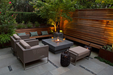 Imagen de patio moderno pequeño en patio trasero con brasero y adoquines de piedra natural