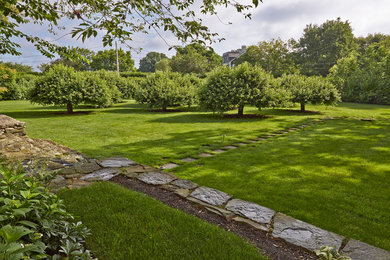 Inspiration for a farmhouse landscaping in New York.