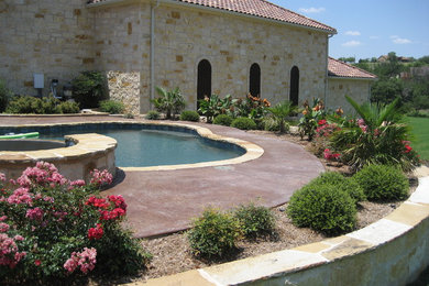 Modelo de jardín de secano rural extra grande en patio lateral con exposición total al sol, mantillo y muro de contención