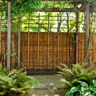 Modelo de jardín de secano, contemporáneo, de tamaño medio, en otoño, en patio lateral, con jardín vertical, exposición reducida al sol y adoquines de ladrillo